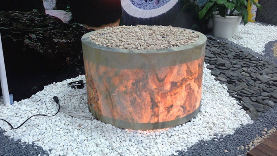 Aplikasi stone veneer bali yang menakjubkan pada dinding fasad bangunan villa mewah.